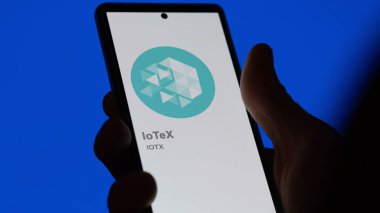 17 Nisan 2024, Şangay, Çin. Bir değiş tokuş ekranında (IOTX) IoTeX logosunu kapat. (IOTX) IoTeX fiyat hisseleri, IOTX $bir aygıt üzerinde.