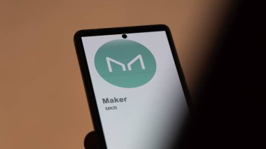 17 Nisan 2024, Şangay, Çin. Değiş tokuş ekranındaki (MKR) Yapıcı logosunu kapat. (MKR) Fiyat hisseleri, bir aygıt üzerinde $MKR.