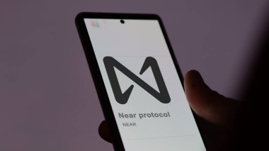 17 Nisan 2024, Şangay, Çin. Takas ekranındaki protokol yakınındaki logoyu kapat. Protokol fiyatlarına yakın, bir cihazın yanında..