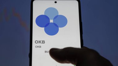 17 Nisan 2024, Şangay, Çin. Bir takas ekranında OKB (OKB) logosunu kapat. OKB hisse senetleri, bir aygıt için $OKB.