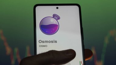 17 Nisan 2024, Şangay, Çin. Değiş tokuş ekranında OSMO Osmosis logosuna yaklaş. Osmosis hisse senetleri, bir cihaza OSMO $.