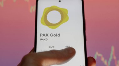 17 Nisan 2024, Şangay, Çin. Bir değiş tokuş ekranında Pax Gold logosuna yaklaş. Pax Gold hisse senetleri, bir cihaza PAXG $.