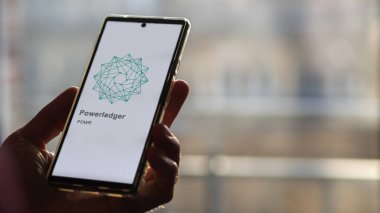 17 Nisan 2024, Şangay, Çin. Değiş tokuş ekranında PowerLedger 'ın logosuna yaklaş. PowerLedger hisse senetleri, bir cihaza POWR $.