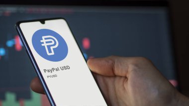17 Nisan 2024, Şangay, Çin. Takas ekranında PayPal USD 'nin logosunu kapat. PayPal USD hisse senetleri, bir cihaza PYUSD $.