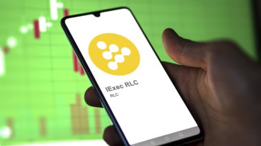 17 Nisan 2024, Şangay, Çin. Bir takas ekranında (RLC) iExec RLC 'nin logosunu kapat. iExec RLC fiyat hisseleri, bir aygıt üzerinde RLC $.