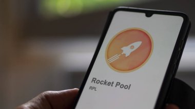 17 Nisan 2024, Şangay, Çin. Takas ekranındaki (RPL) Roket Havuzu logosuna yaklaş. (RPL) Roket havuzu fiyatları hisse senetleri, bir aygıt üzerinde $RPL.