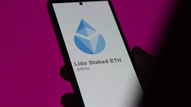 17 Nisan 2024, Şangay, Çin. Bir değiş tokuş ekranında Lido Kazıklı Eth 'in logosuna yaklaş. (STETH) Lido ETH hisse senetleri, bir cihaz üzerinde STETH $.