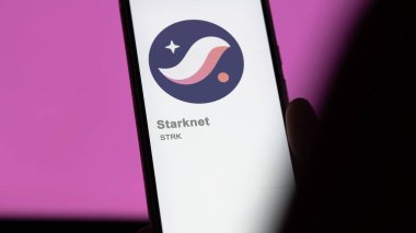 17 Nisan 2024, Şangay, Çin. Takas ekranındaki starknet logosuna (STRK) yaklaş. (STRK) starknet fiyat hisseleri, bir aygıt üzerinde STRK $.