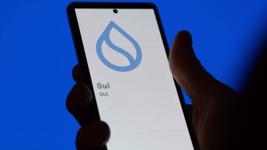 17 Nisan 2024, Şangay, Çin. Sui 'nin logosunu değiş tokuş ekranında kapat. (SUI) Sui fiyat hisseleri, bir cihaza SUI $.