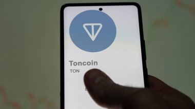 17 Nisan 2024, Şangay, Çin. Değiş tokuş ekranında Toncoin 'in logosuna yaklaş. Toncoin fiyat hisseleri, tonluk bir cihaz..
