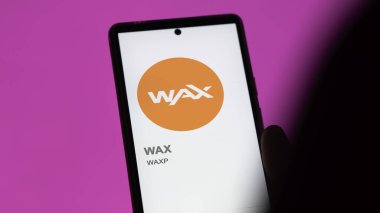 17 Nisan 2024, Şangay, Çin. Değiş tokuş ekranındaki WAXP WAX logosunu kapat. Balmumu fiyatları hisse senetleri, cihaz başına WAXP $.