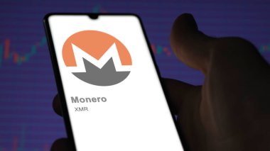 17 Nisan 2024, Şangay, Çin. Monero 'nun logosuna bir değiş tokuş ekranında yaklaş. Monero hisse senetleri, cihaza XMR dolar..