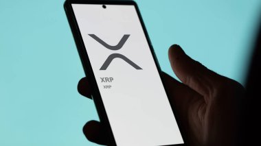 17 Nisan 2024, Şangay, Çin. Değiş tokuş ekranındaki XRP XRP logosunu kapat. (XRP) XRP fiyat hisseleri, bir aygıt üzerinde $XRP.