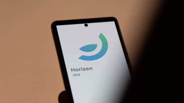 17 Nisan 2024, Şangay, Çin. Değiş tokuş ekranındaki (ZEN) Horizen logosuna yaklaş. Yatay fiyat hisseleri, cihaza ZEN $..