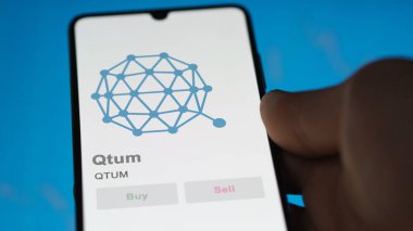 Takas ekranındaki QTUM Qtum logosuna yaklaş. QTUM Qtum fiyat hisseleri, bir aygıt için $QTUM.