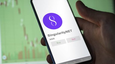 Takas ekranındaki AGIX SingularityNET logosuna yaklaş. AGIX Tekillik Fiyat Hisseleri, Bir aygıta AGIX $.
