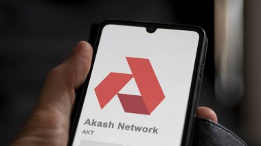 Takas ekranındaki AKT Akash Ağı logosuna yaklaş. AKT Akash Ağ fiyat hisseleri, bir aygıt üzerinde AKT $.