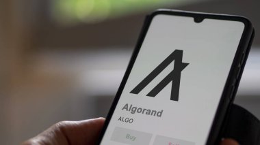 Bir değiş tokuş ekranındaki ALGO algoritmasının logosuna yaklaş. ALGO algoritması, hisse senetleri, bir cihazda ALGO $.