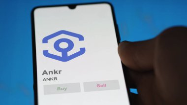 Bir değiş tokuş ekranında ANKR Ankr 'ın logosuna yaklaş. ANKR Ankr hisse senetleri, ANKR $bir aygıt üzerinde.