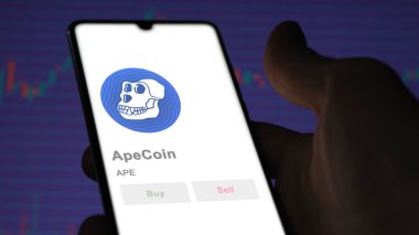 Takas ekranındaki APE ApeCoin logosuna yaklaş. APE Apecoin fiyat hisseleri, bir aygıt için APE $.