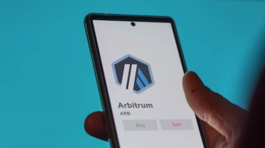 Bir değiş tokuş ekranındaki ARB Arbitrum logosuna yaklaş. ARB keyfi fiyat hisseleri, cihaza ARB $.
