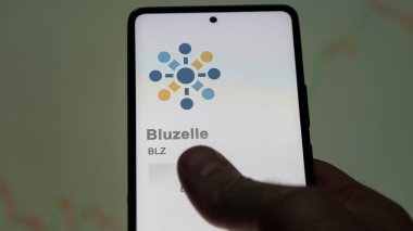 Değiş tokuş ekranındaki BLZ Bluzelle logosuna yaklaş. BLZ Bluzelle hisse senetleri, bir aygıt için BLZ $.
