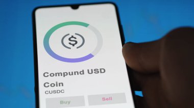 Takas ekranındaki CUSDC Compund USD Coin 'in logosuna yaklaş. CUSDC Compund USD madeni para fiyatları, CUSDC $bir aygıt üzerinde.