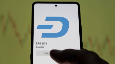 Değiş tokuş ekranındaki DASH Dash logosuna yaklaş. DASH Dash hisse senetleri, bir aygıta DASH $.
