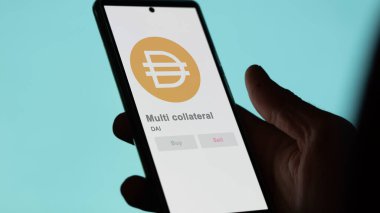 Bir değiş tokuş ekranındaki DAI çoklu teminatının logosuna yaklaş. DAI çok taraflı hisse senetleri, bir aygıt üzerinde DAI $.