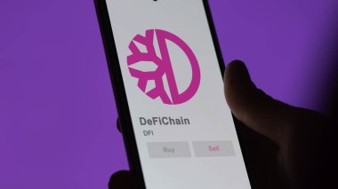 Değiş tokuş ekranındaki DFI DeFiChain logosuna yaklaş. DFI DeFiChain hisse senetleri, DFI $on a device.