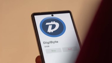 Bir değiş tokuş ekranındaki DGB DigiByte logosuna yaklaş. DGB DigiByte hisse senetleri, bir cihaza DGB $.