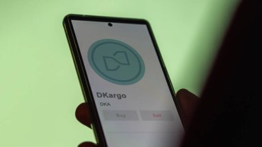 Takas ekranındaki DKA dKargo logosuna yaklaş. DKA dKargo hisse senetleri, bir aygıta DKA $.