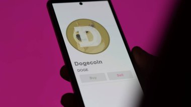 Bir değiş tokuş ekranındaki DOGE Dogecoin logosuna yaklaş. DOGE dogecoin fiyat hisseleri, bir aygıt üzerinde DOGE $.