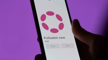 Bir değiş tokuş ekranında yeni DOT polkadot logosuna yaklaş. DOT yeni fiyat hisseleri, bir aygıt üzerinde DOT $.