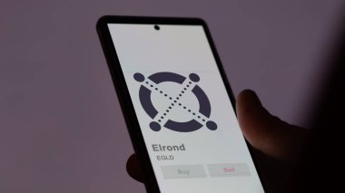 Bir değiş tokuş ekranındaki EGLD Elrond logosuna yaklaş. EGLD elrond fiyat hisseleri, bir aygıt üzerinde EGLD $.