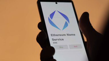 ENS Ethereum İsim Servisi 'nin logosunu bir değiş tokuş ekranında kapatın. ENS Ethereum İsim Servisi hisse senetleri, bir aygıt üzerinde ENS $.