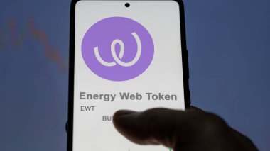 Bir değiş tokuş ekranındaki EWT Enerji Ağı Token logosuna yaklaş. EWT Enerji Ağı Fiyat Hisseleri, Bir aygıt üzerinde $EWT.