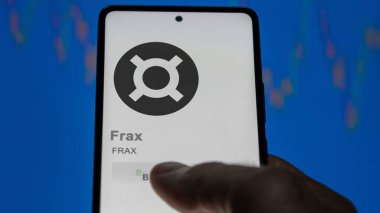 Değiş tokuş ekranındaki FRAX Frax logosuna yaklaş. FRAX Frax fiyat hisseleri, bir aygıt üzerinde FRAX $.