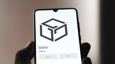 Bir değiş tokuş ekranındaki GALA Gala logosuna yaklaş. GALA Gala hisse senetleri, GALA $bir aygıt üzerinde.
