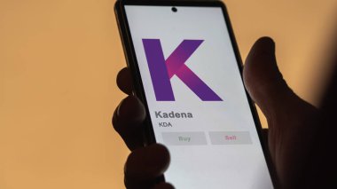 Takas ekranında KDA Kadena 'nın logosuna yaklaş. KDA Kadena hisse senetleri, bir cihazda KDA $.