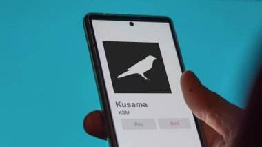 Takas ekranındaki KSM Kusama logosuna yaklaş. KSM Kusama fiyat hisseleri, bir aygıt üzerinde $KSM.
