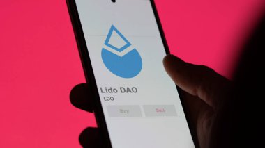 Bir değiş tokuş ekranındaki LDO Lido DAO logosunu kapat. LDO Lido DAO hisse senetleri, bir aygıt üzerinde LDO $.