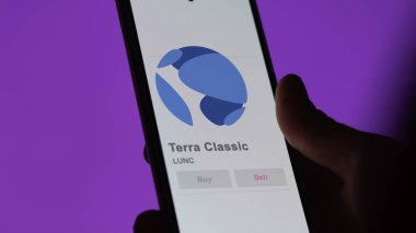 Takas ekranındaki LUNC Terra Classic logosuna yaklaş. LUNC Terra Klasik fiyat hisseleri, bir cihaza LUNC $.