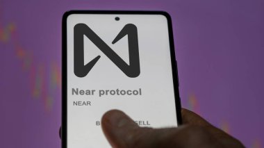 Takas ekranında, Near 'ın protokol yakınındaki logosuna yaklaş. Protokol fiyatlarının yakınında, bir cihazın yanında..