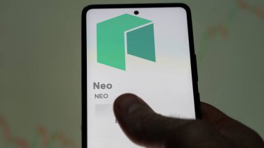 Bir değiş tokuş ekranındaki NEO Neo logosuna yaklaş. NEO Neo hisse senetleri, bir cihaza NEO $.