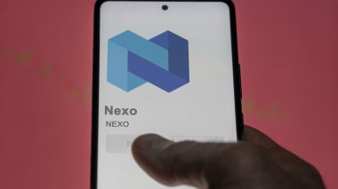Değiş tokuş ekranındaki NEXO Nexo logosuna yaklaş. NEXO Nexo hisse senetleri, bir cihaz için NEXO $.