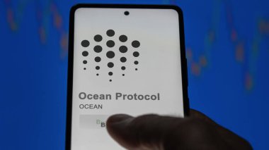 Takas ekranındaki OCEAN Okyanus Protokolü 'nün logosuna yaklaş. OCEAN Okyanus Protokolü hisse senetleri, bir aygıt üzerinde $OCEAN.
