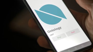 Bir değiş tokuş ekranındaki ONT Ontolojisi logosuna yaklaş. ONT Ontoloji fiyat hisseleri, bir aygıt için ONT $.
