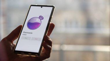 Takas ekranındaki OSMO Osmosis logosuna yaklaş. OSMO Osmosis hisse senetleri, bir cihaza OSMO $.