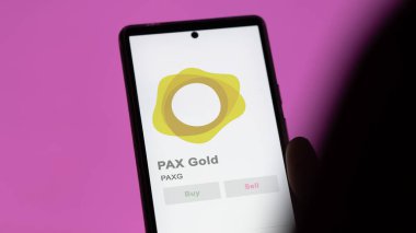 Takas ekranındaki PAXG PAX Gold logosuna yaklaş. PaXG Pax Altın Fiyat Hisseleri, Bir aygıta PaXG $.